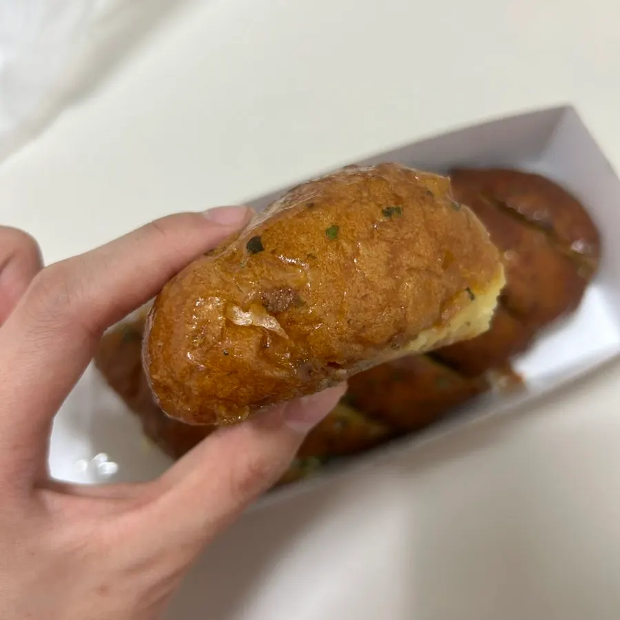 재방문해 포장한 마늘빵과 치즈빵