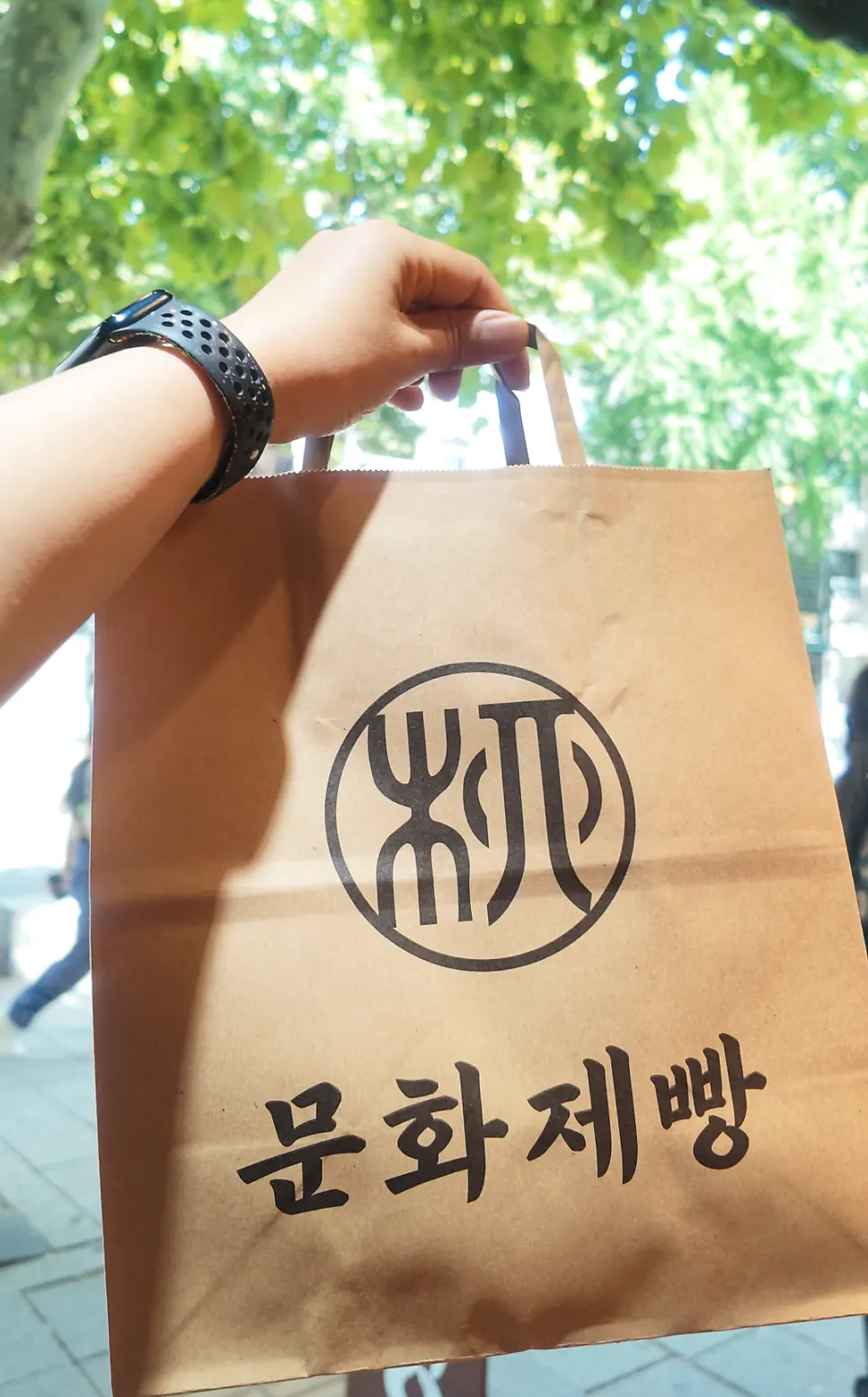 청계천에서 즐기는 야외 간식 시간