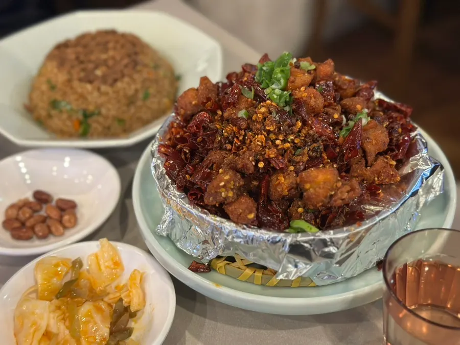 라즈지와 소고기 볶음밥 한 상 차림