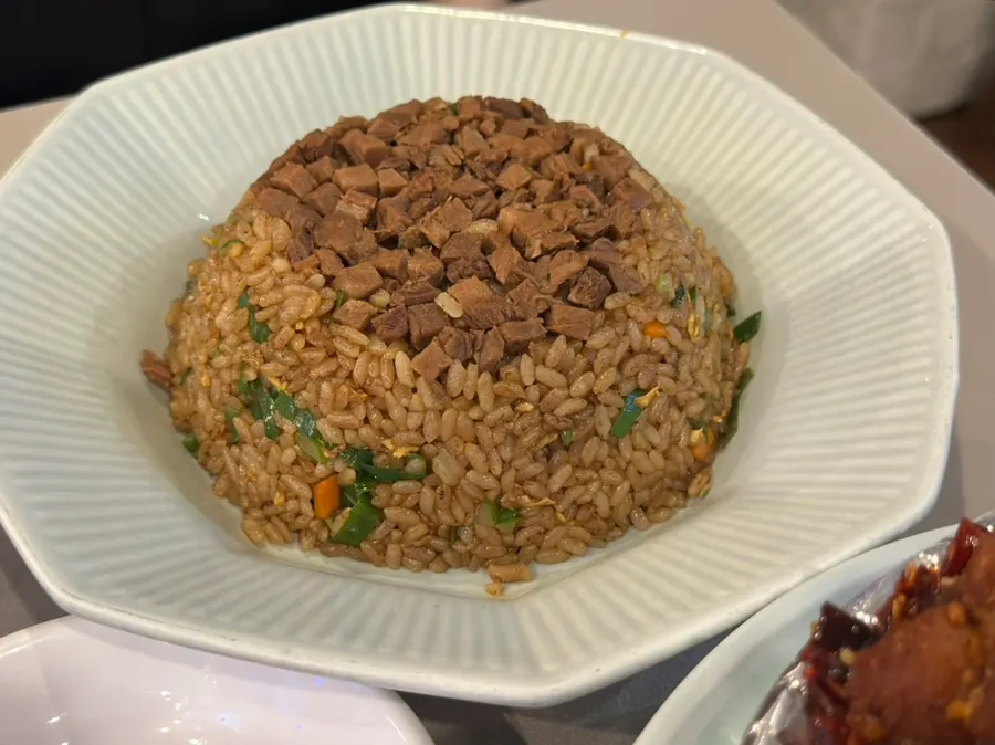 라즈지와 함께 주문한 소고기 볶음밥
