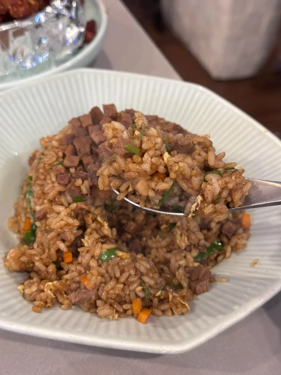 코팅된 밥알이 보이는 소고기 볶음밥