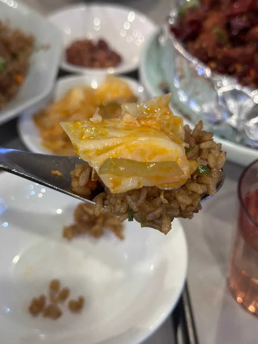 밑반찬 짜사이를 올린 볶음밥