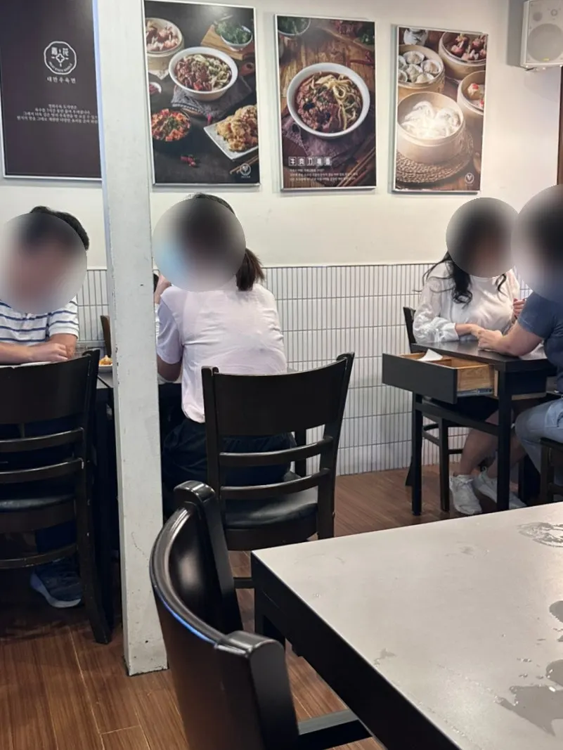 등받이 의자와 사각 테이블 좌석