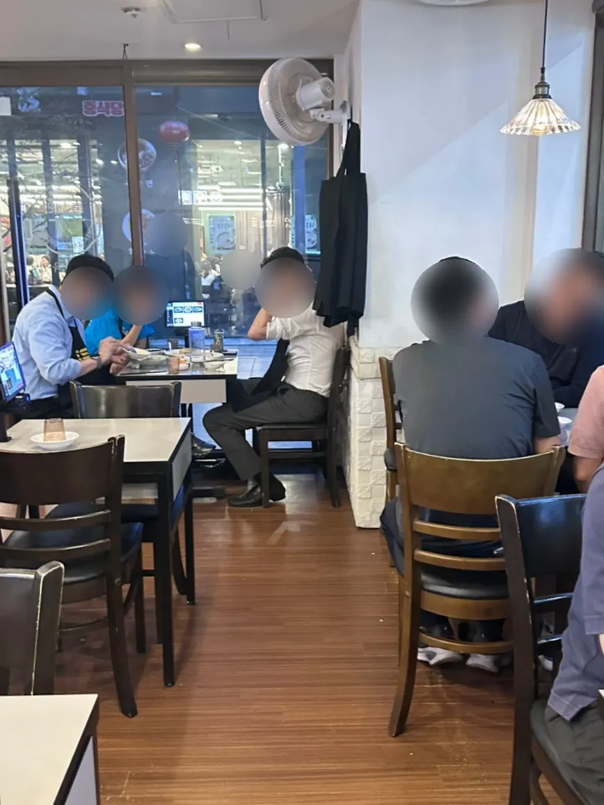 2인용 사각 테이블 좌석 모습