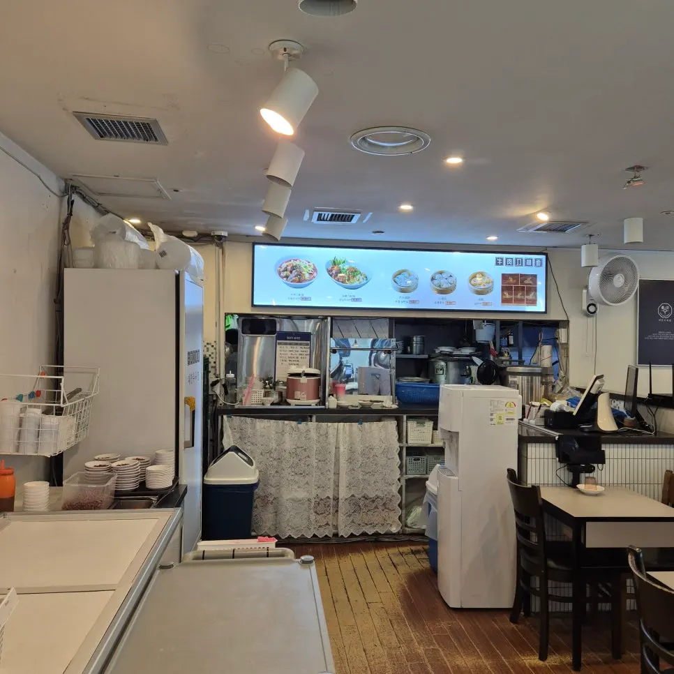 Second-floor seating at Cheonghwa Uyuk Dosakmyeon