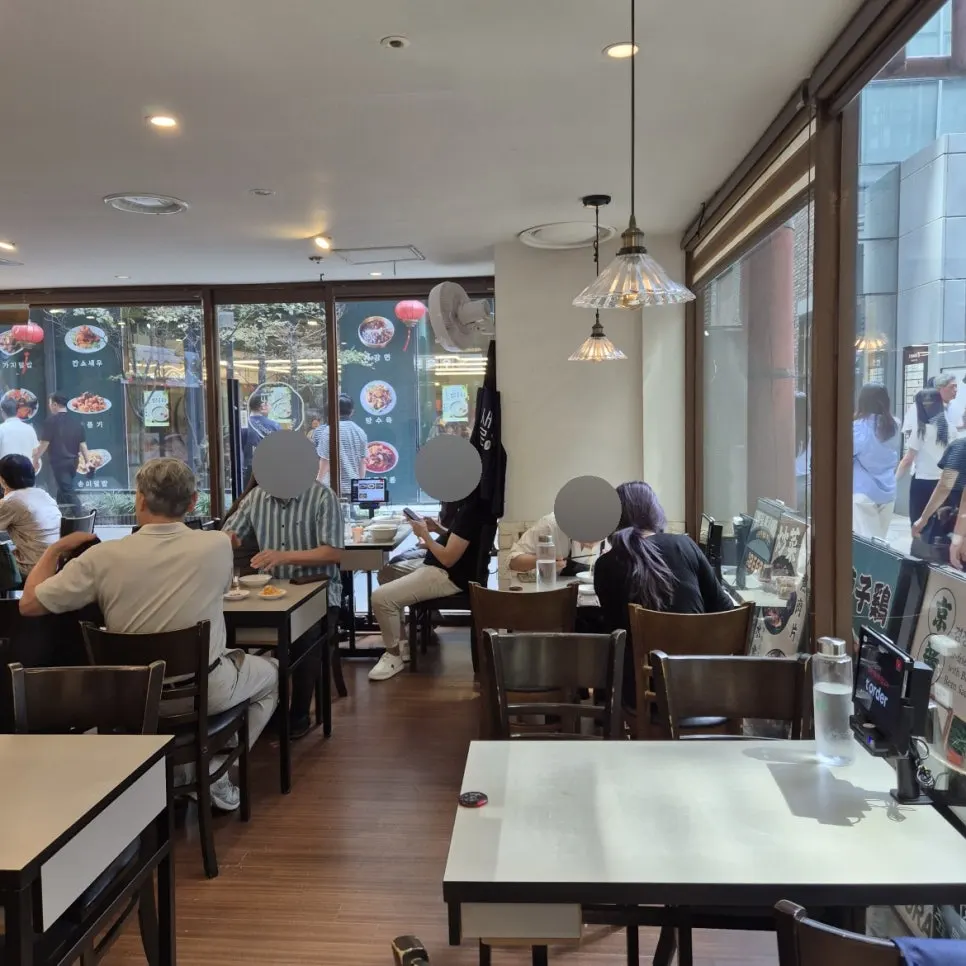 Inside Cheonghwa Uyuk Dosakmyeon