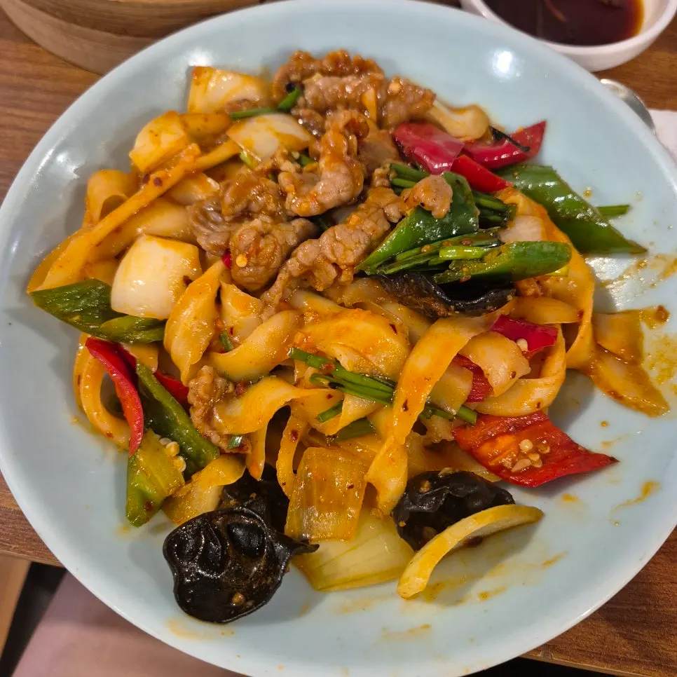 Mala stir-fried noodles with beef and vegetables