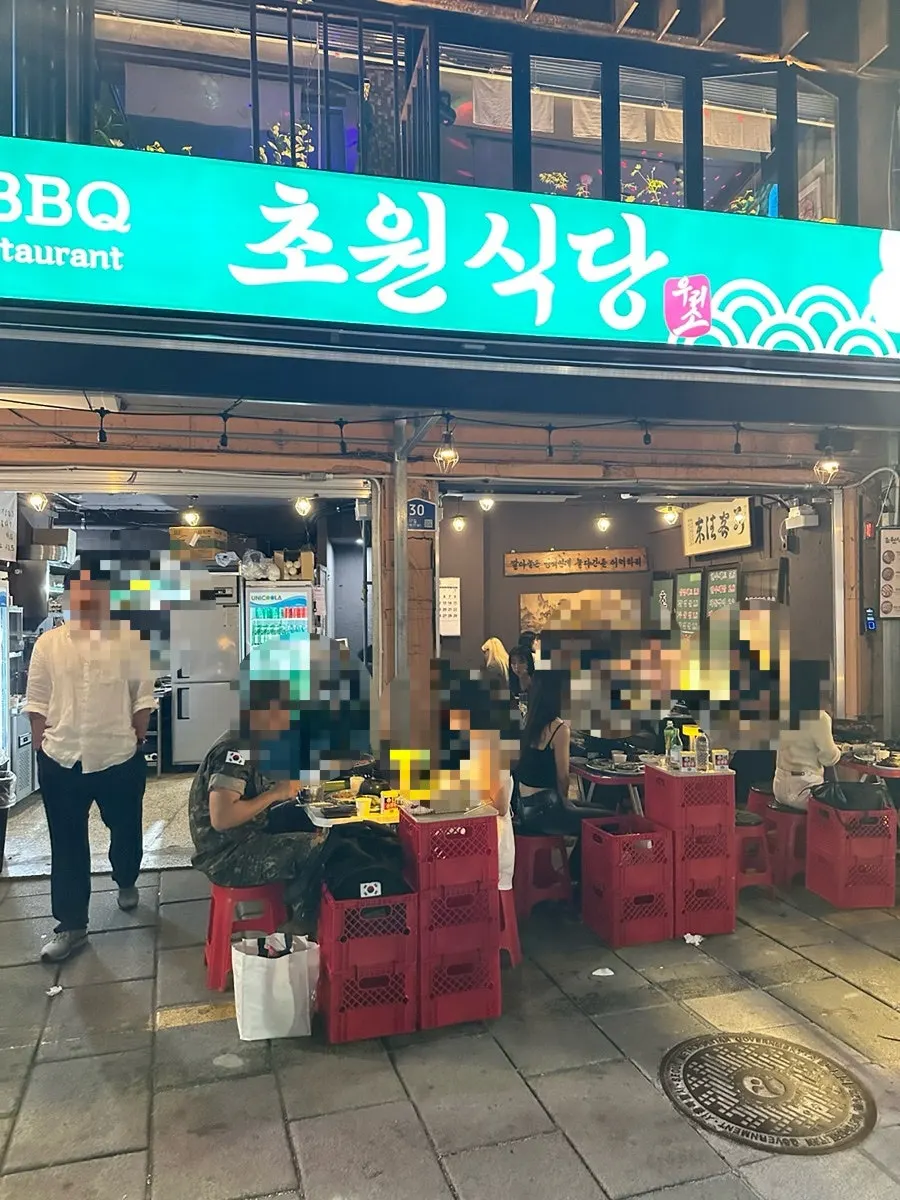 Chowon Restaurant street tables beside the Tapgol Park wall