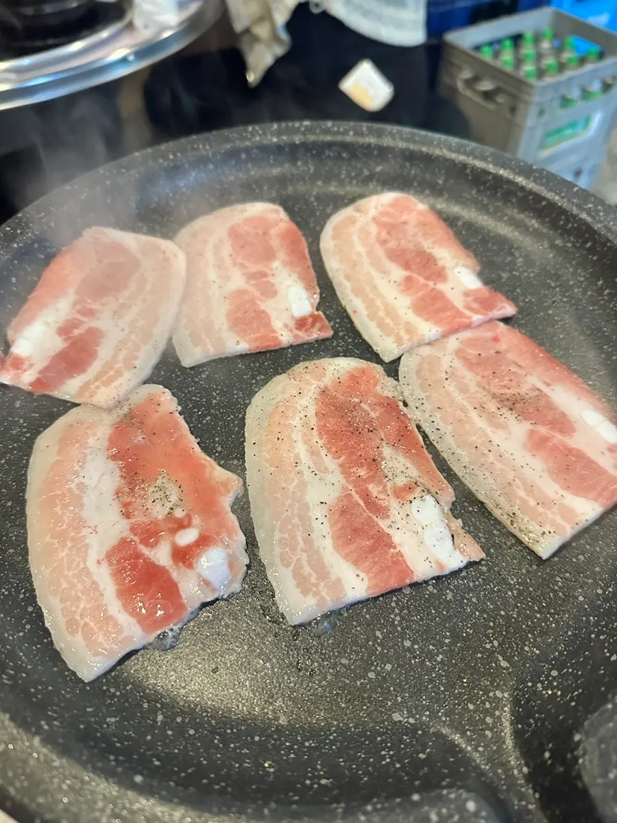 Quick-frozen pork belly grilling on the griddle