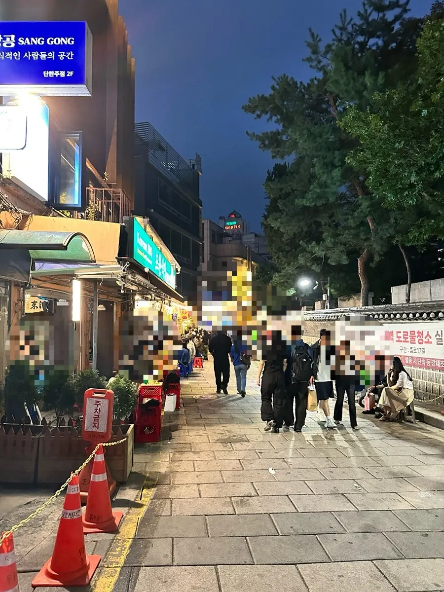 Chowon Restaurant street-table dining beside Tapgol Park at night