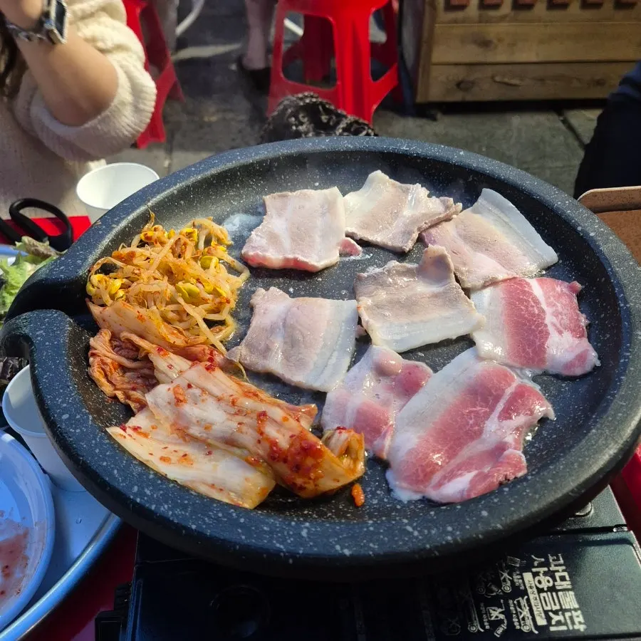 지글지글 익어가는 야장 삼겹살