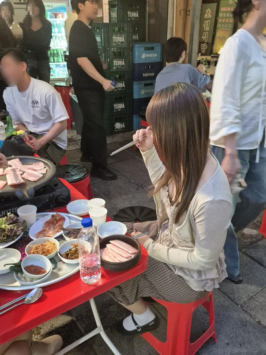 초원식당 야외 좌석에서 본 종로 거리