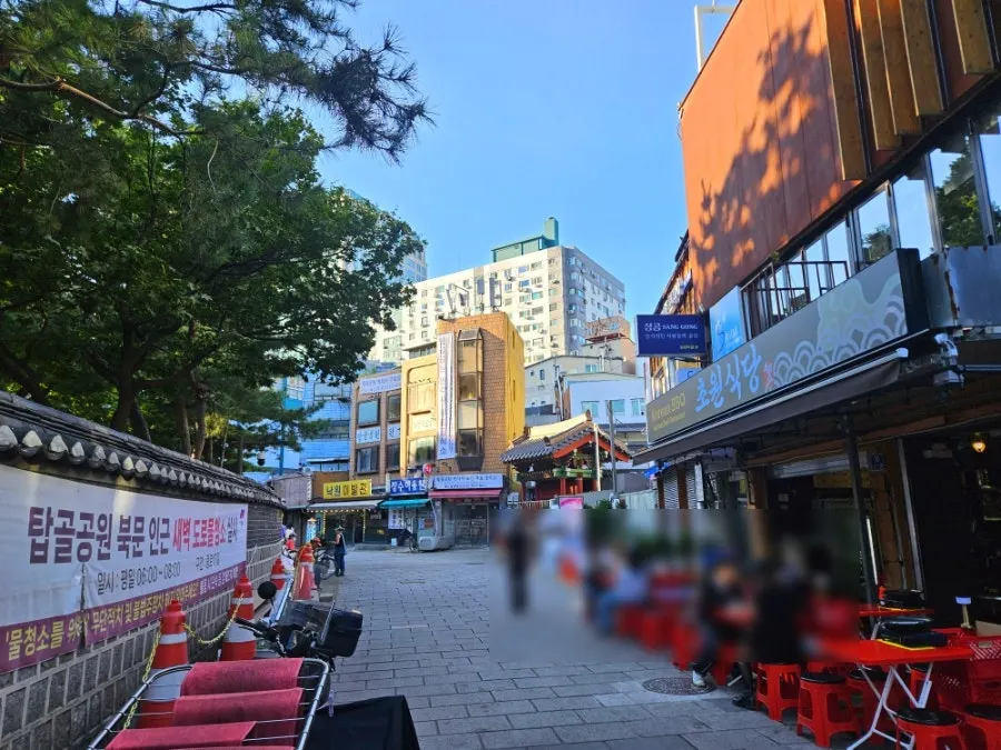 초원식당 야장 빨간 플라스틱 테이블