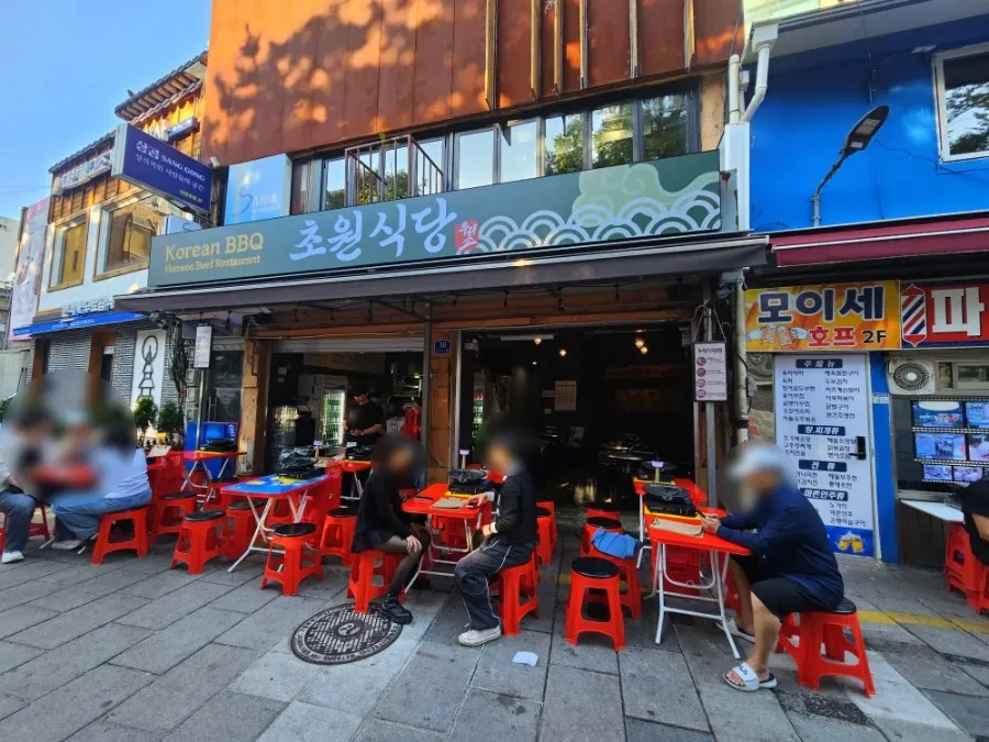 오픈 전 이미 착석한 손님들이 있는 초원식당 야외석