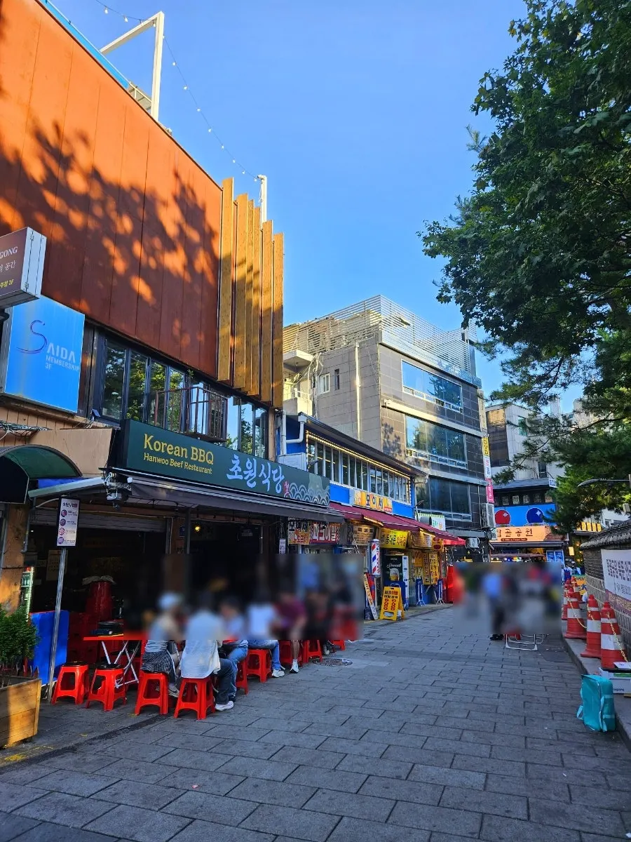 오픈 직전 자리가 가득 찬 초원식당 야장