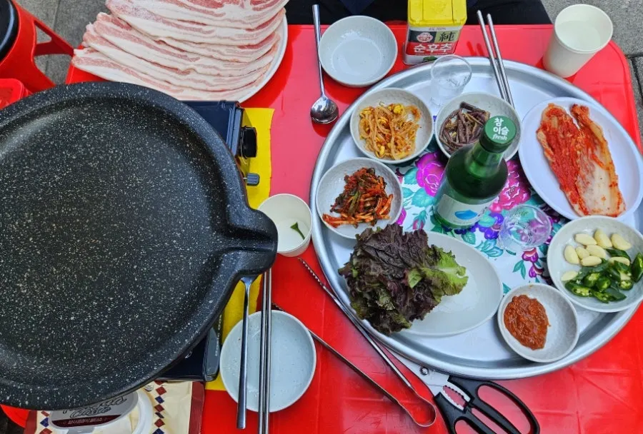 빨간 야장 테이블 가득한 초원식당 냉삼 한상차림