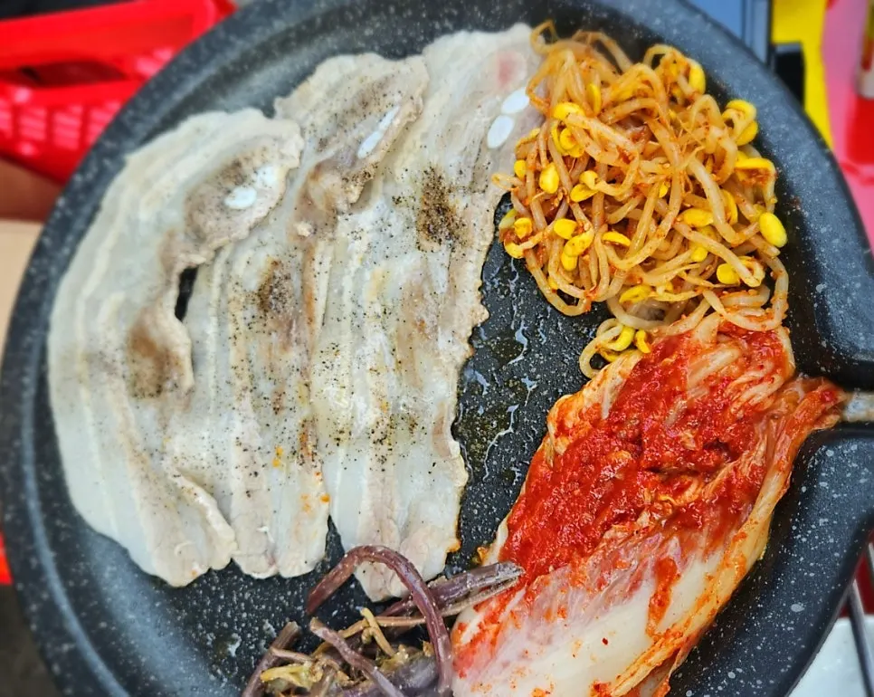 코팅팬에 냉삼과 김치 고사리 콩나물 굽는 모습