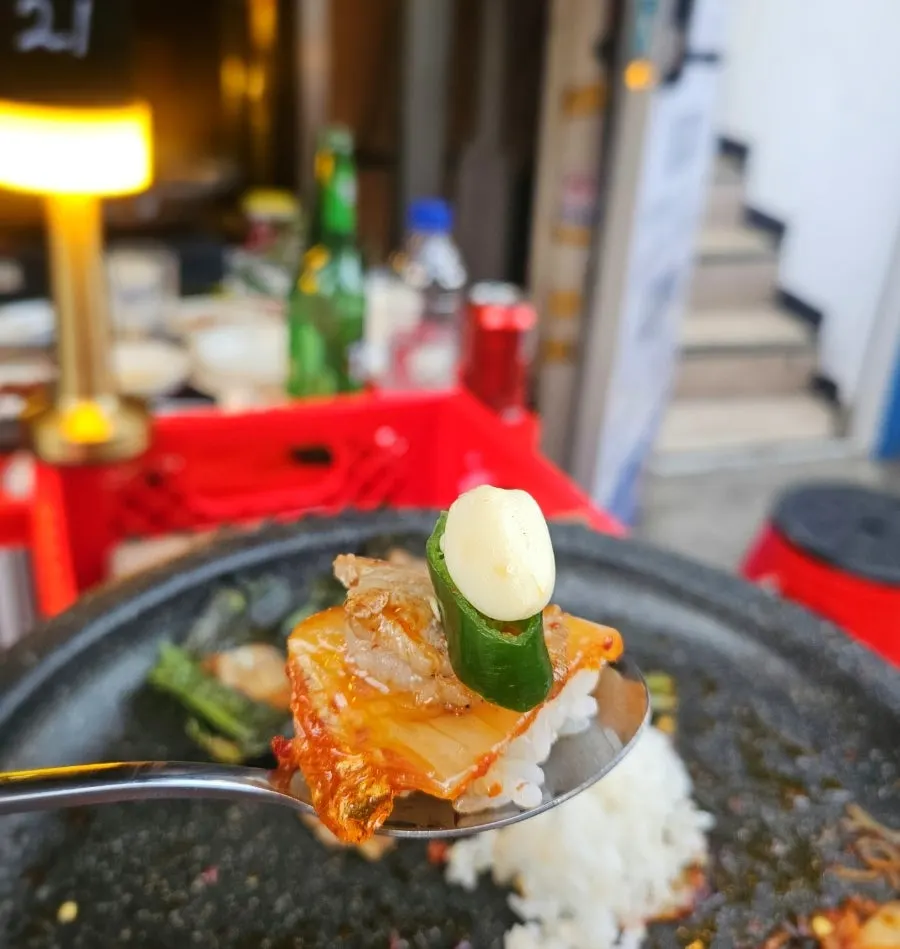 밥에 고기와 구운 김치를 올린 3합