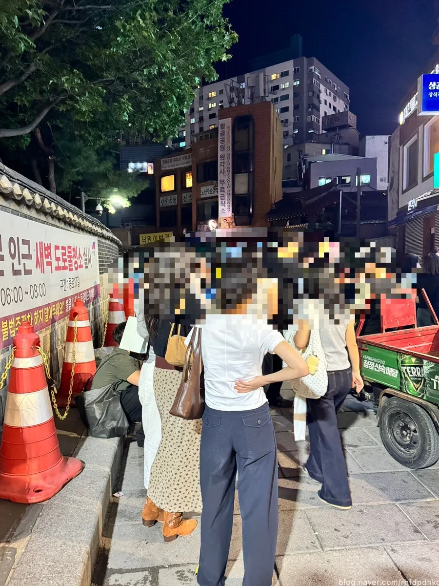 이름을 수기로 적는 초원식당 주말 웨이팅