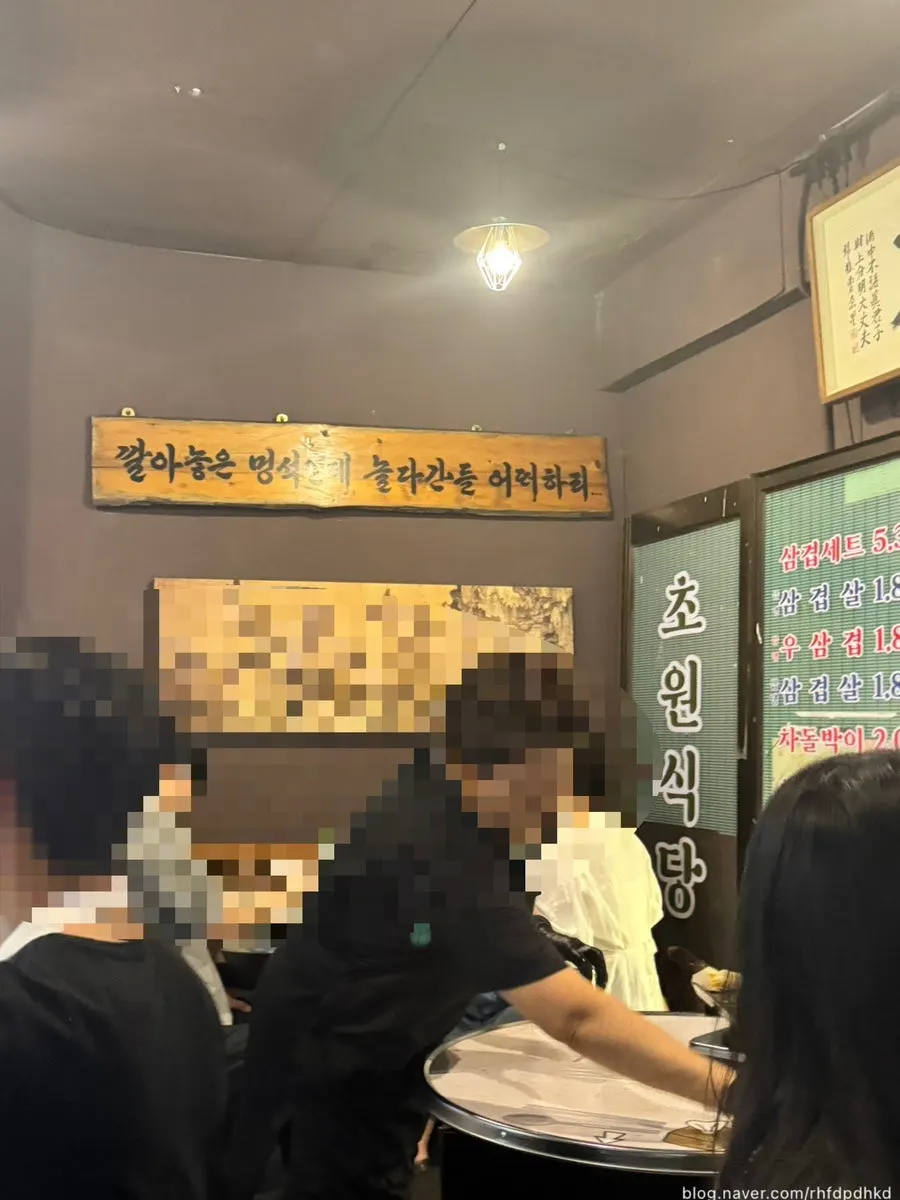 2인석과 4인석 위주의 초원식당 내부 좌석