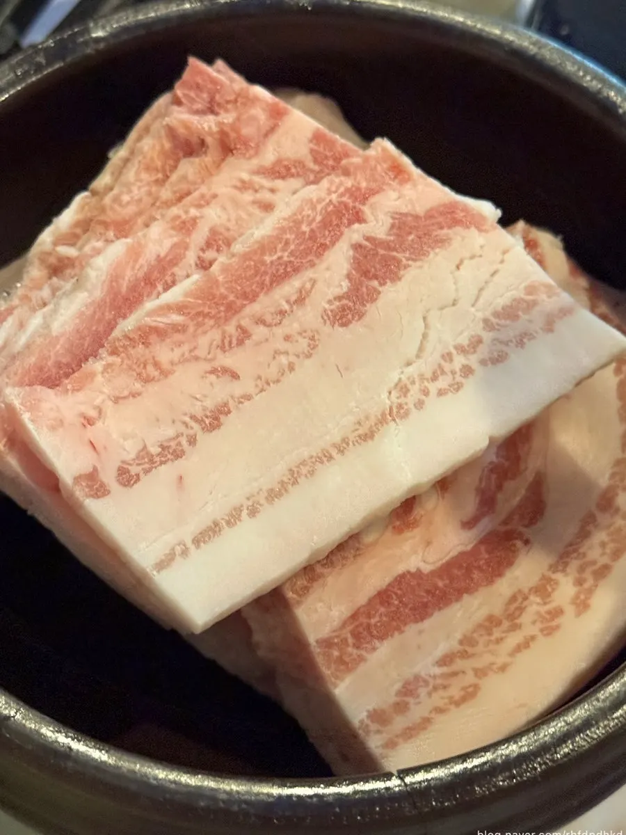 항아리 그릇에 담겨 나온 냉삼겹살