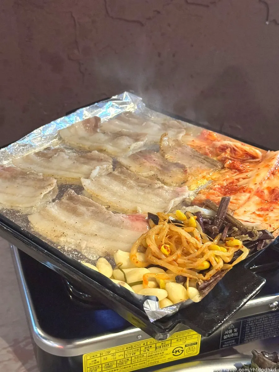 노릇하게 익어가는 후추 뿌린 냉삼겹살