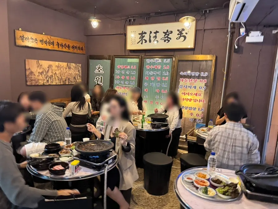 매장 앞쪽에 늘어선 초원식당 야외 테이블