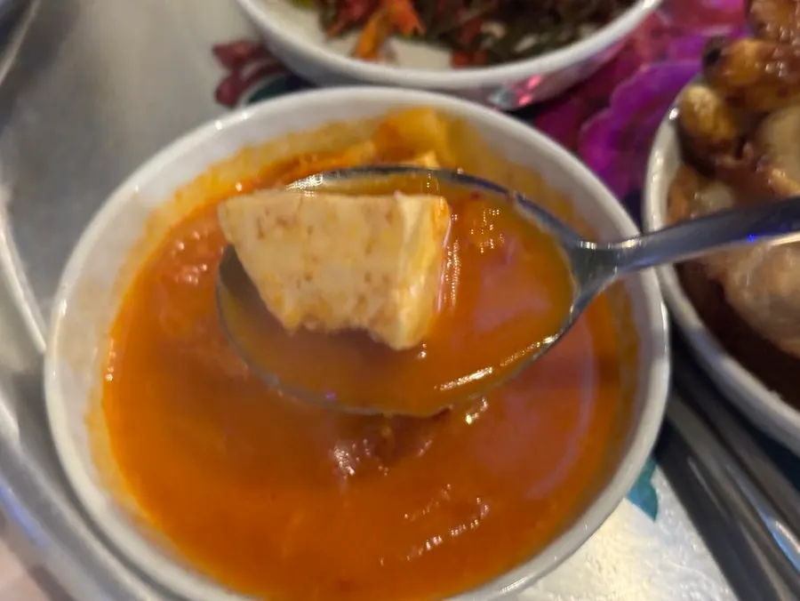 새콤한 김치로 끓인 김치찌개 국물