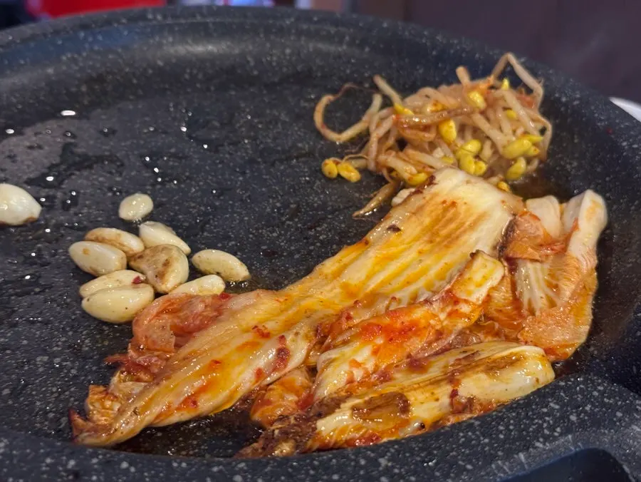 삼겹살 기름에 구운 마늘과 김치