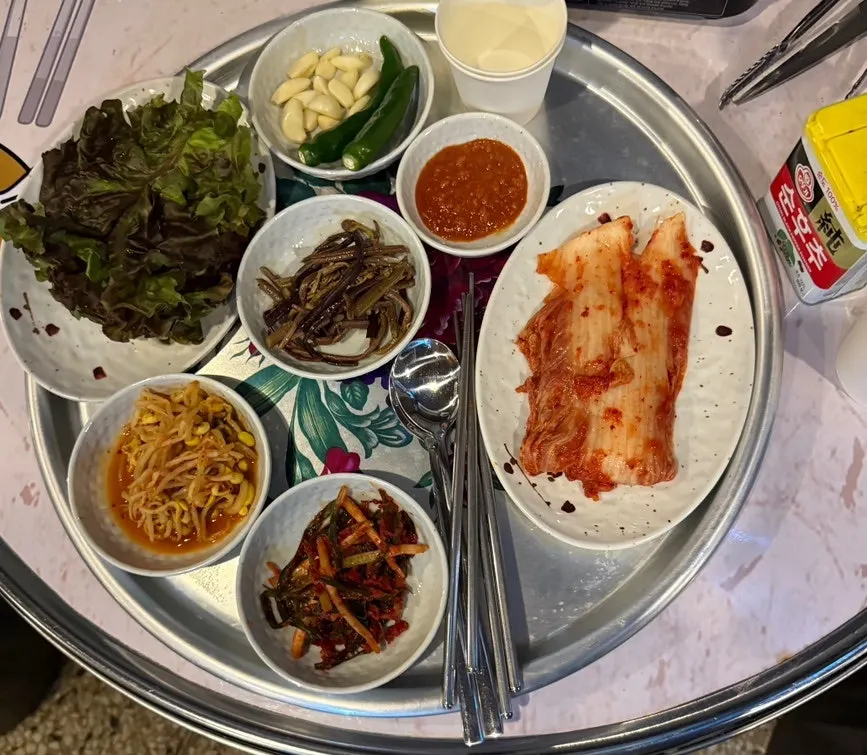 야외석 옆에 자리 잡은 실내 테이블과 불판