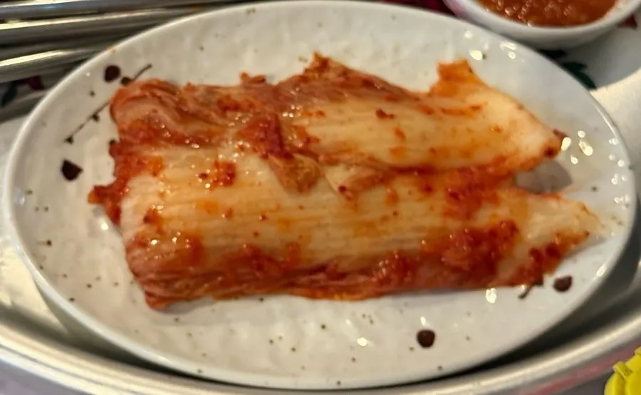 쟁반에 담겨 나온 초원식당 기본 상차림