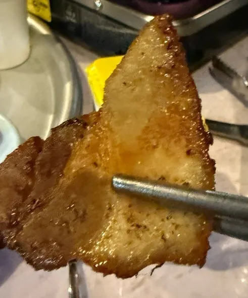 삼겹살과 함께 불판에 구운 배추김치와 콩나물무침