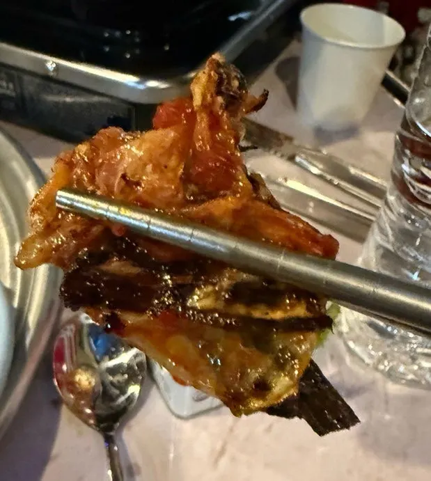바삭하게 구워진 급냉 삼겹살 한 점