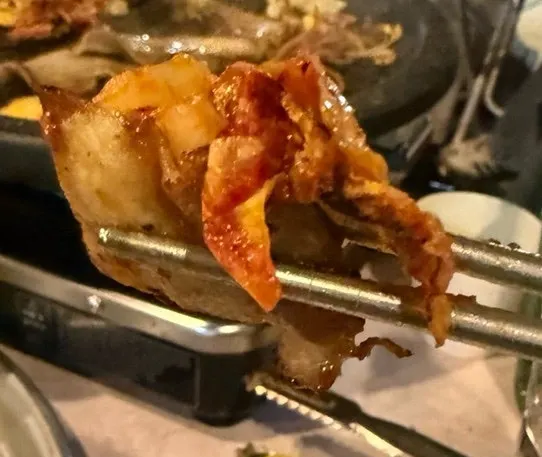 기름을 머금고 구워진 콩나물무침과 김치