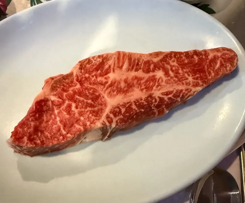상추에 삼겹살과 파김치를 올린 쌈