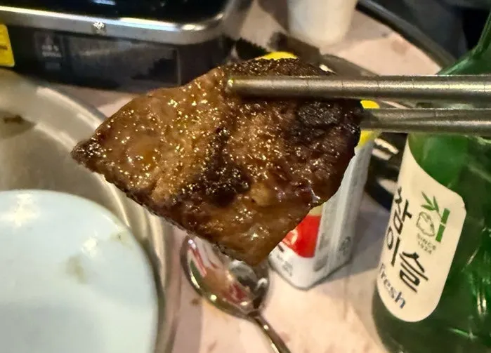 소금 뿌려 옆면까지 구운 채끝등심 조각
