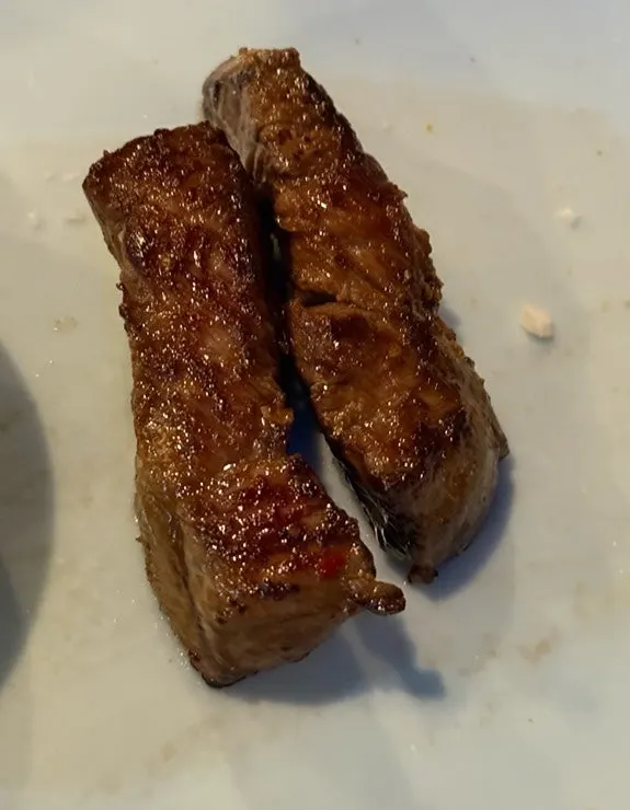 노릇하게 구워진 한우채끝등심 한 점