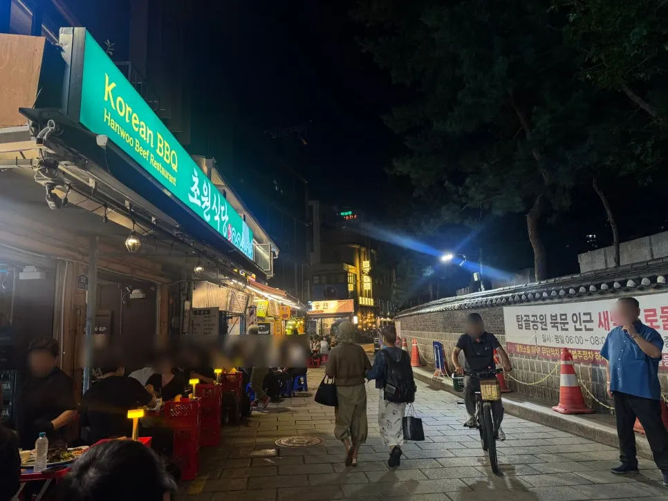 Chowon Restaurant's outdoor tables around 7pm