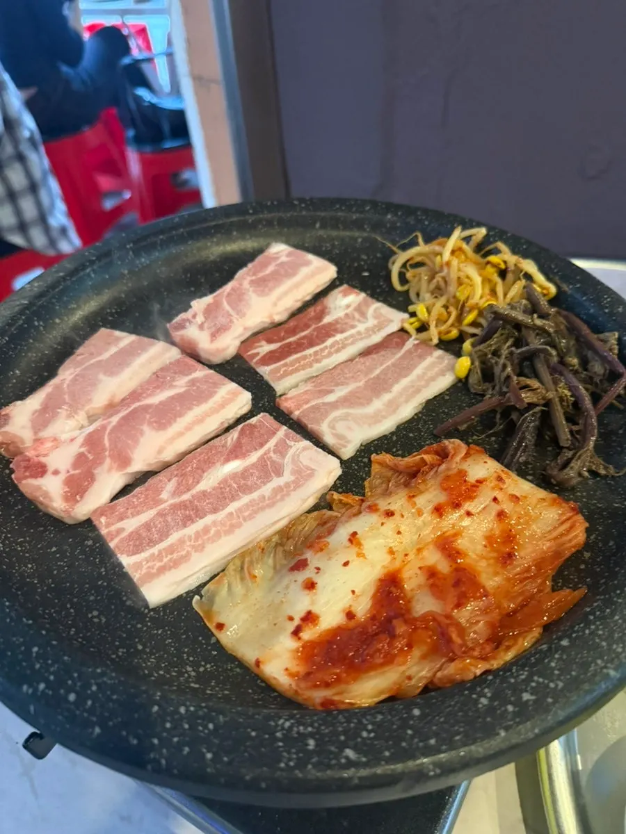 Green onion kimchi and meat grilled together on the griddle