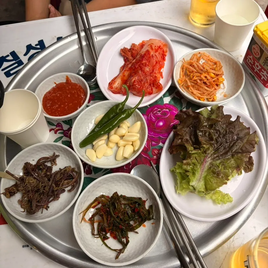 파김치와 고사리가 포함된 기본 반찬 한 상