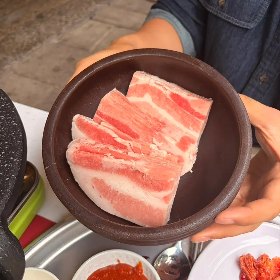 얼린 항아리에 담겨 나온 급랭삼겹살 2인분