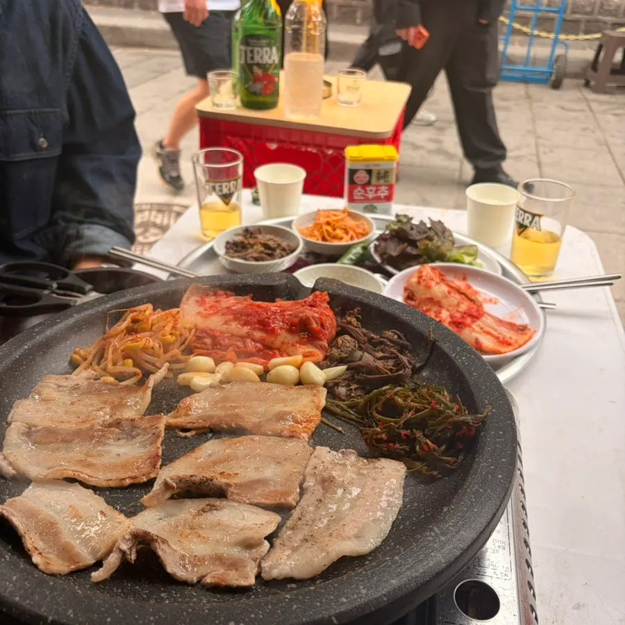 탑골공원 벽을 마주한 야외 야장 자리