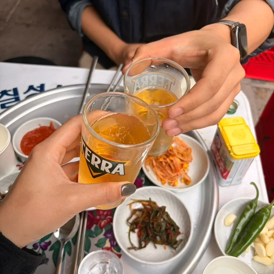 야장 테이블에 놓인 술잔