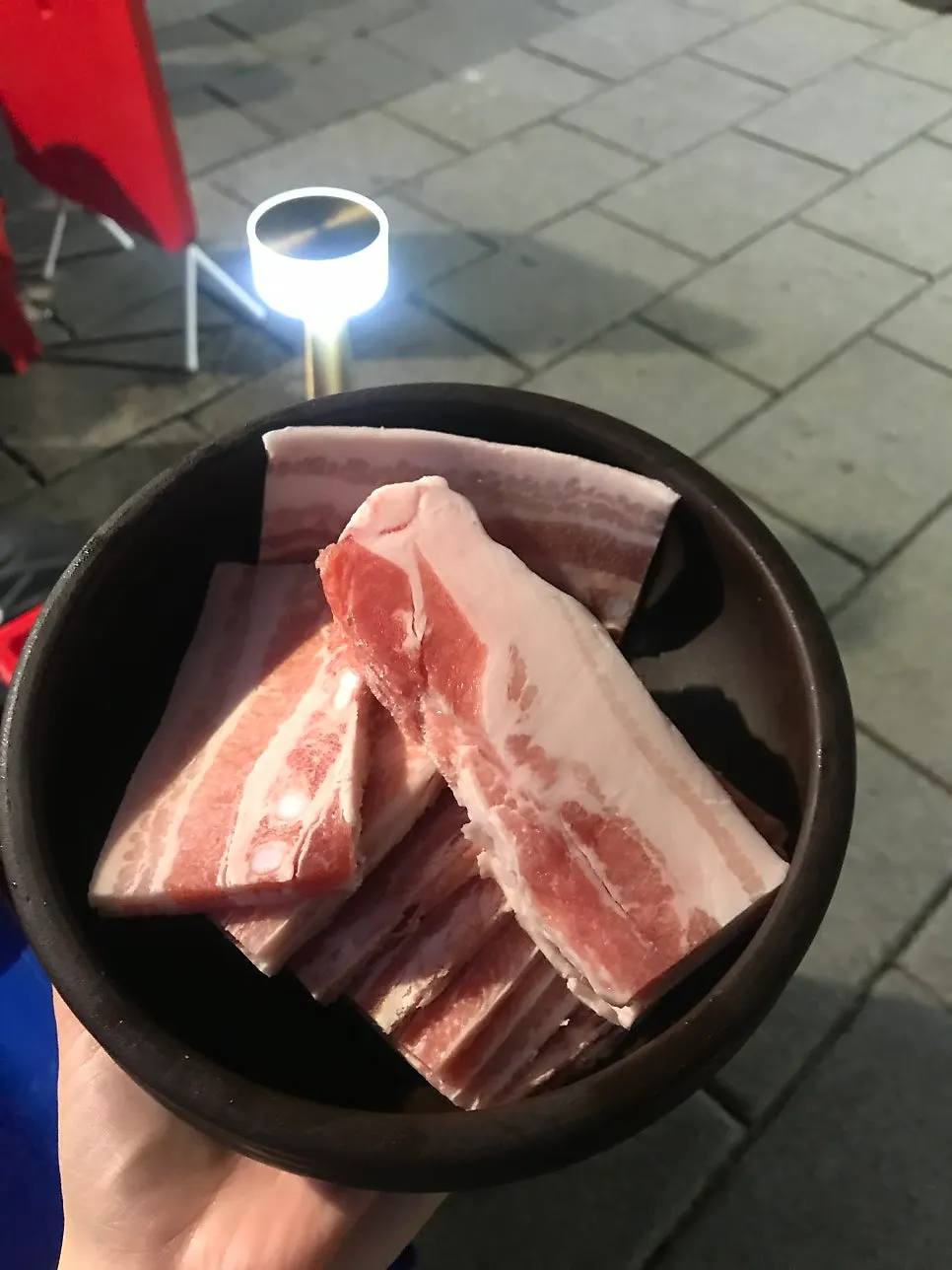 밑반찬 김치와 고사리 접시
