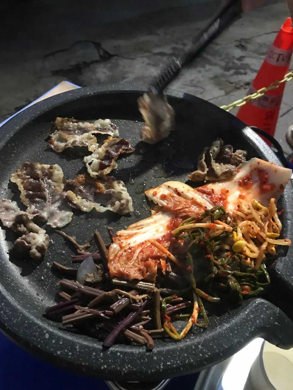 야장에서 구운 삼겹살과 소주 한 잔