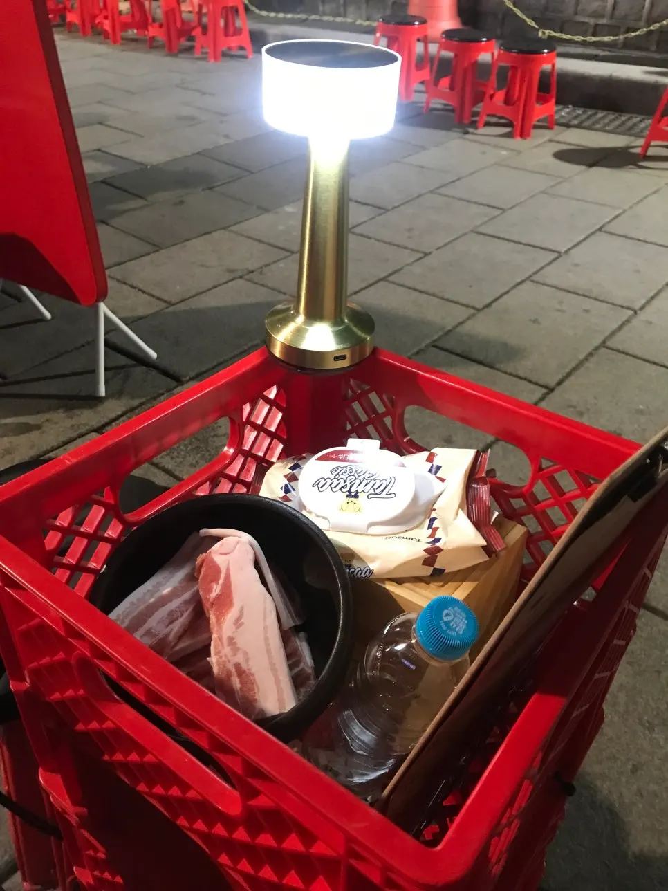 불판에 함께 구운 김치와 콩나물, 고사리