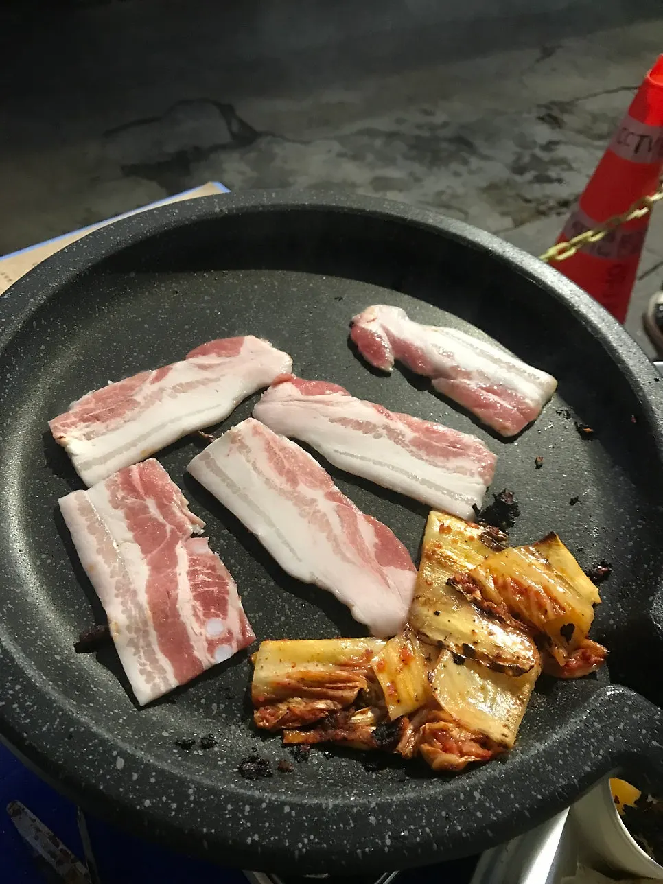 조명이 켜진 야장 테이블 풍경