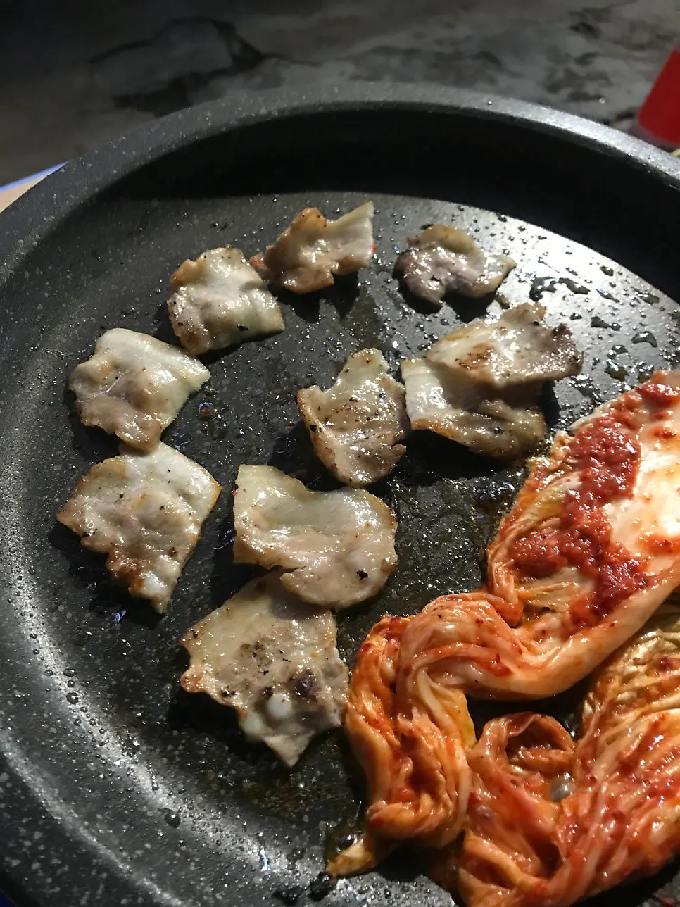 야외 조명 아래 고기 굽는 불판