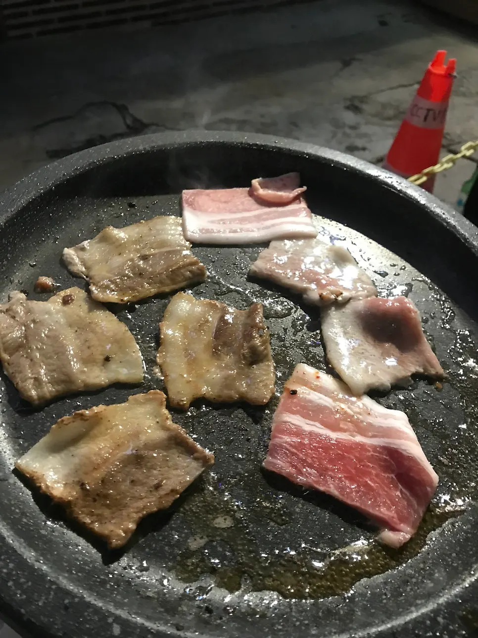 노릇하게 익은 삼겹살 클로즈업
