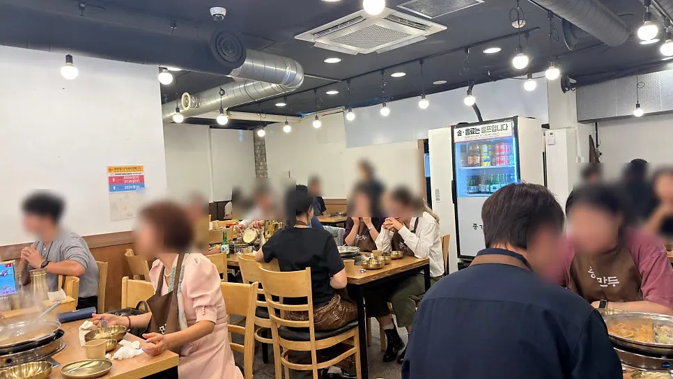 Jongga Mandu bustling with customers during weekday lunch